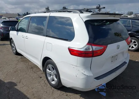 2015 Toyota Sienna Le 8 Passenger z USA, uszkodzony, nr VIN 5TDKK3DC9FS574529